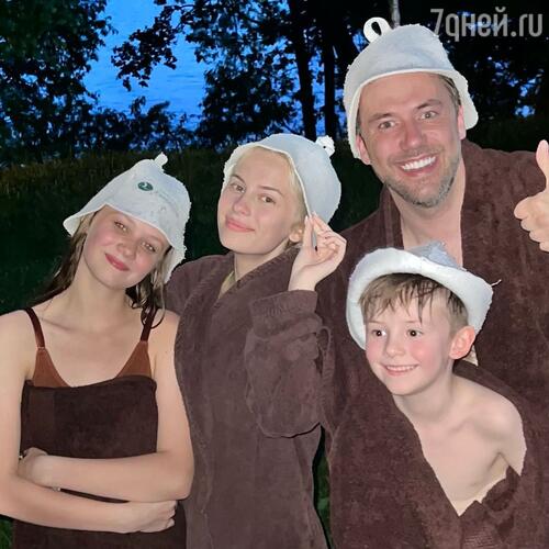 Иван Жидков с невестой и детьми