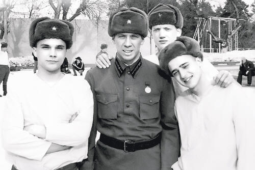 «Сериал снимала продюсерская компания Валерия Тодоровского, готовились очень тщательно, долго. И я решил, что кино всегда так снимают — на высоком уровне» С Андреем Чадовым, Андреем Мерзликиным и Иваном Стебуновым на съемках сериала «Курсанты». 2003 г.