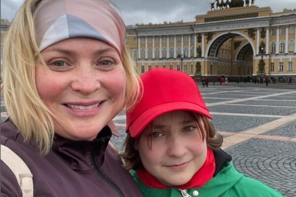 «Я ей метлу куплю»: Пермякова в истерике от выходок своей 13-летней дочери