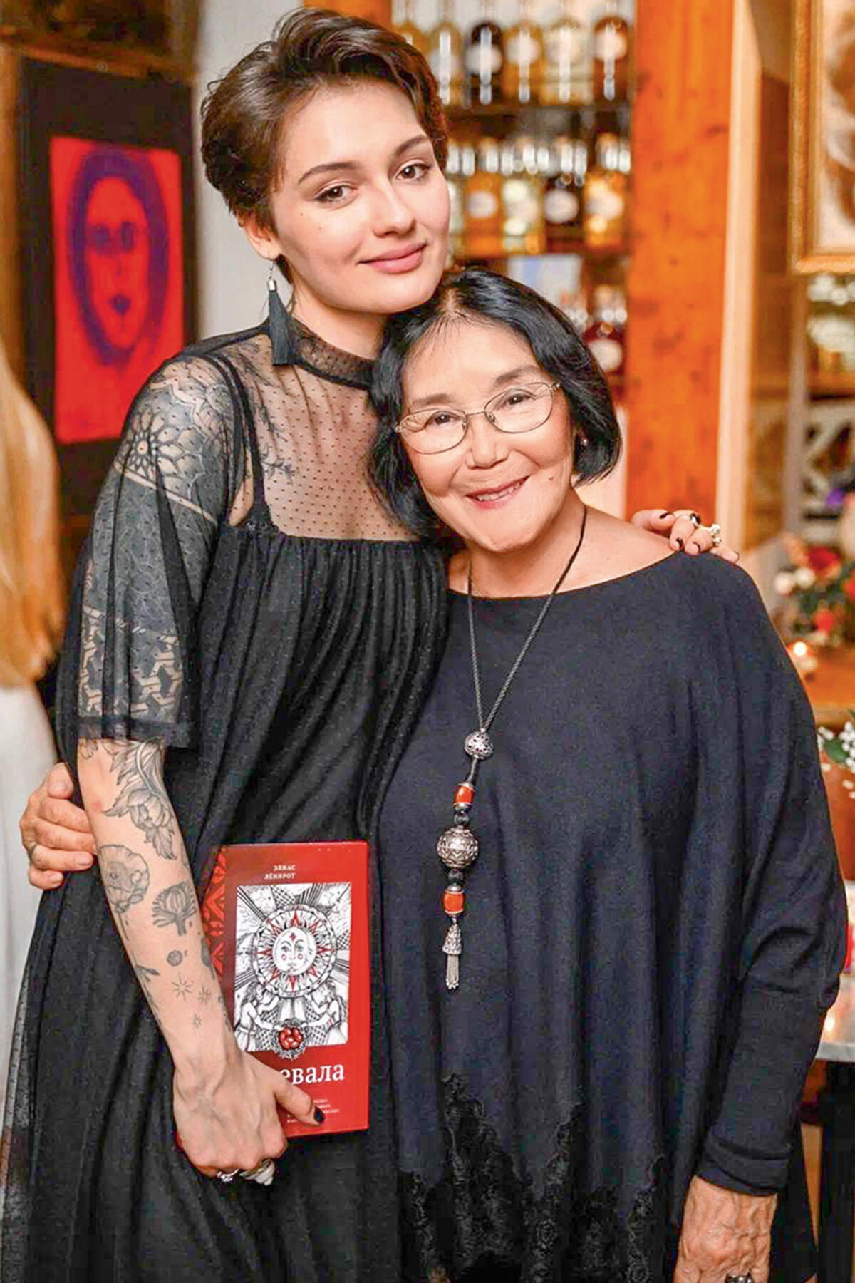 Ер адам мен екі қыз жыныстық қатынасқа түседі