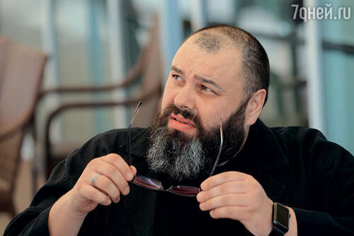 Мама с Наташей уже допилили меня на тему петь самому. Мама так и вообще придерживается теории, что проблемы со слухом у меня начались, потому что петь перестал