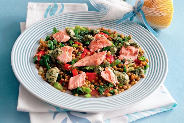 Рецепты от Юлии Высоцкой: теплый салат из чечевицы с семгой, морковные оладьи на хрустящих крекерах, чай с фруктами и базиликом