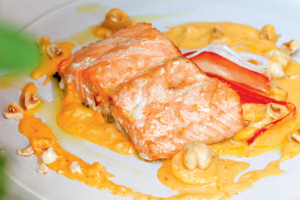 Рецепты от Юлии Высоцкой: Семга с соусом из сладкого перца, «винегрет» из обжаренных овощей и сливы в вине