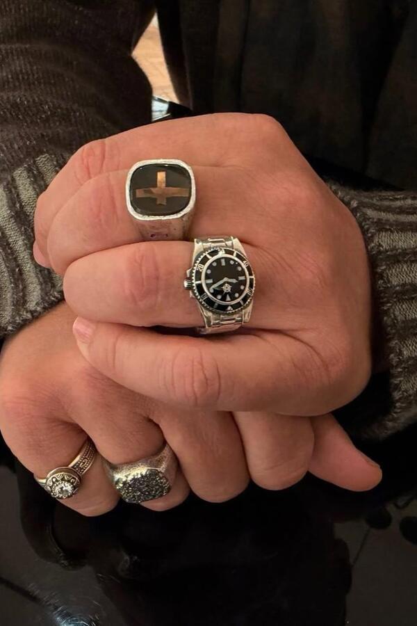 «Какие красивые руки»: Пугачева бурно отреагировала на новый образ Меньшикова