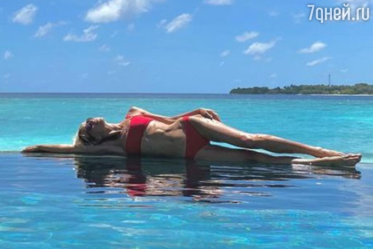 Мирослава Карпович в купальнике