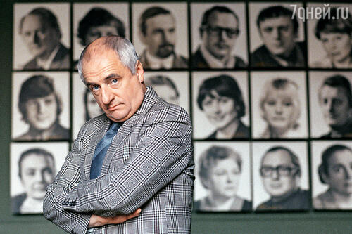 Марк Захаров в фойе театра «Ленком». 1987 г.