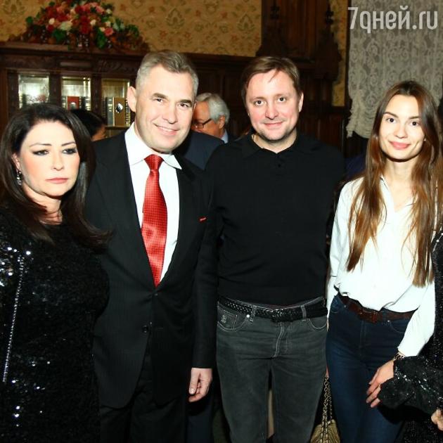 Светлана и Павел Астаховы и Артем Михалков с девушкой Полиной