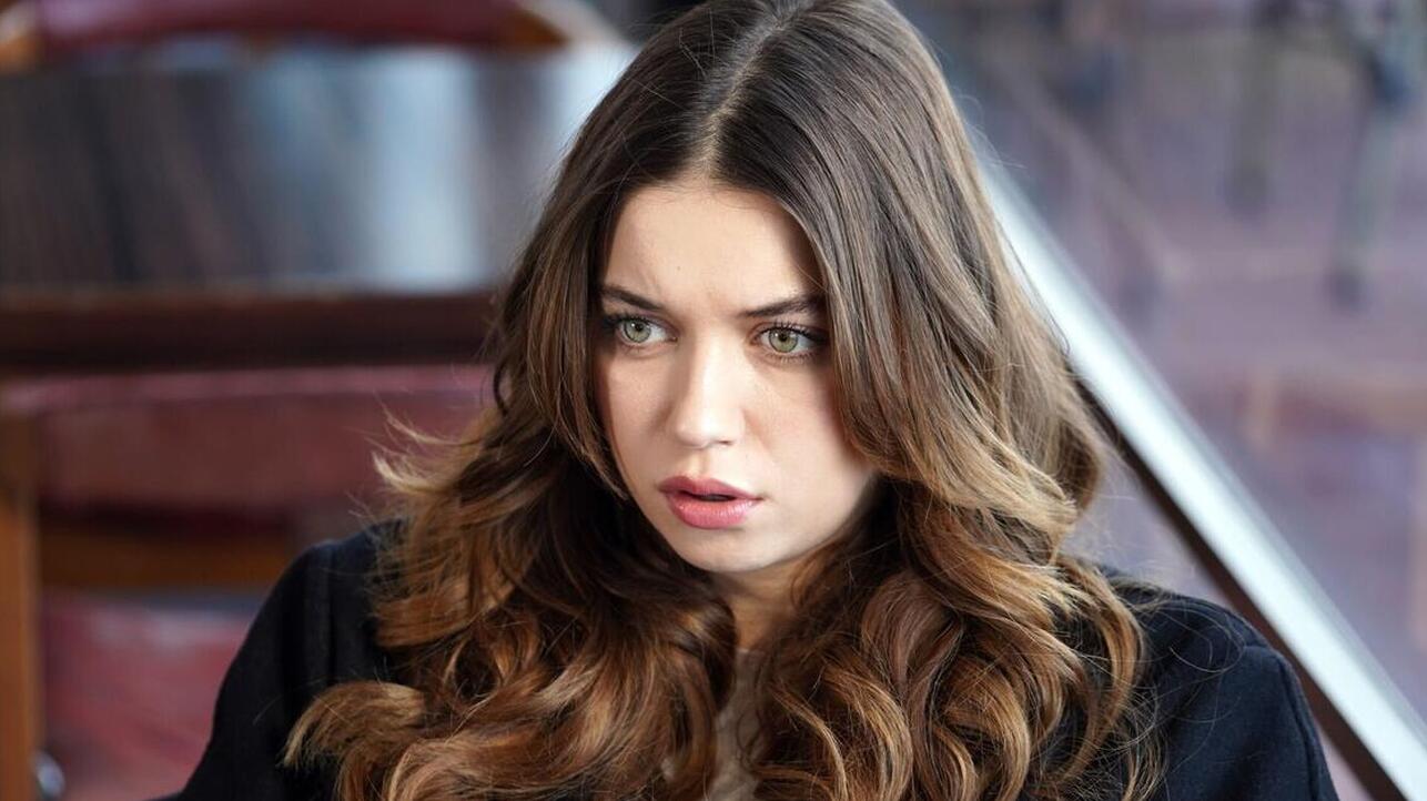 Афра Сарачоглу фото