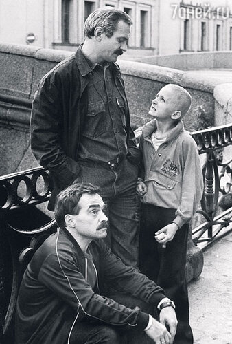 С отцом и Александром Адабашьяном на съемках фильма «Очи черные». 1986 г.