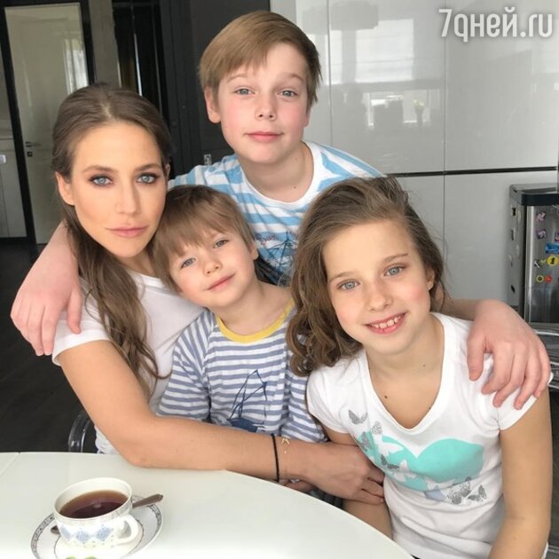 Юлия Барановская с детьми - фото