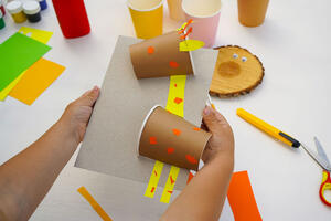 Создаем жирафа: идея поделки из одноразовых стаканчиков