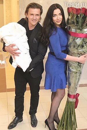 Глеб Матвейчук с Еленой Глазковой и новорожденной дочкой