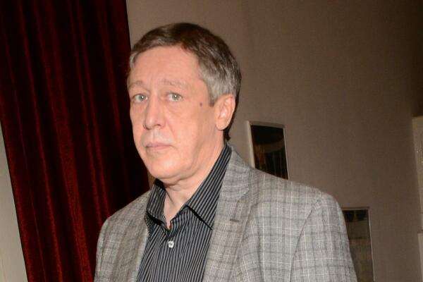 Мотал головой и прятал лицо: Ефремов сбежал от журналистов после репетиции