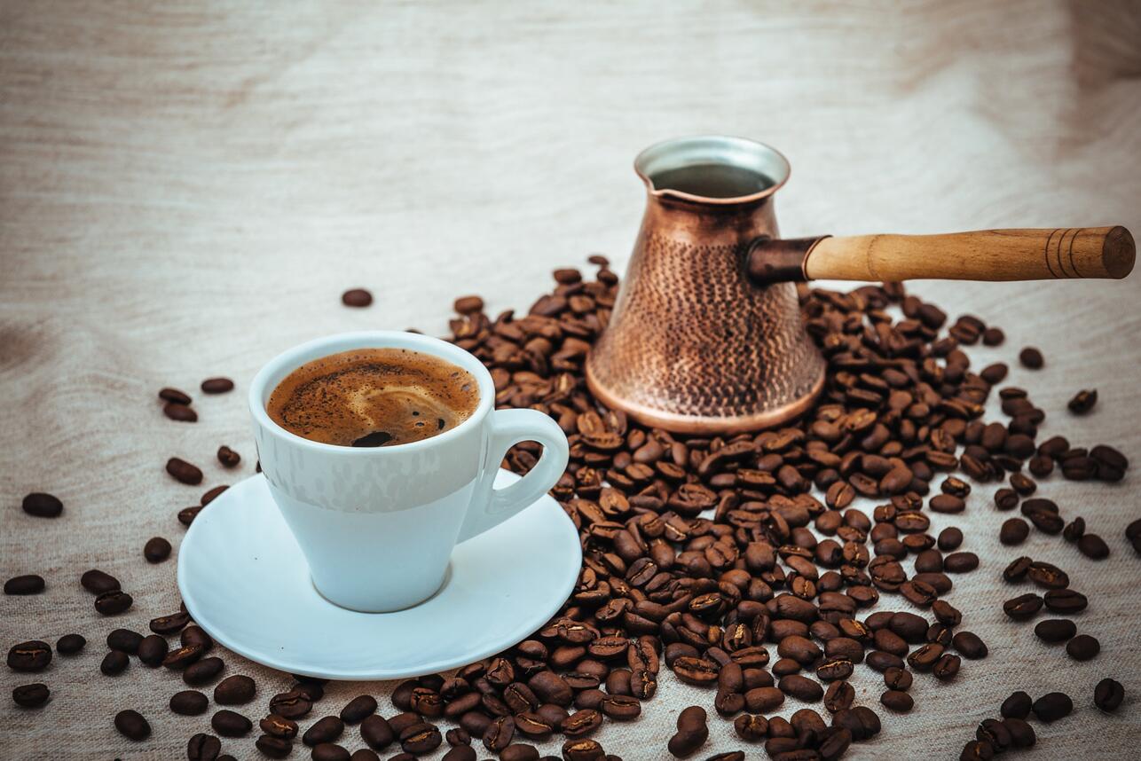 Кофе. Чашка кофе с зернами. Кофе Kahvesi. Турецкий кофе.