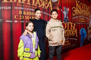 Отец Киркорова с внуками и жена Прилучного с его детьми: звезды на премьере «Котов Эрмитажа»