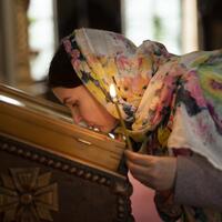 Просто поклонитесь: какими инфекциями можно заразиться, целуя икону в храме