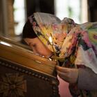 Просто поклонитесь: какими инфекциями можно заразиться, целуя икону в храме