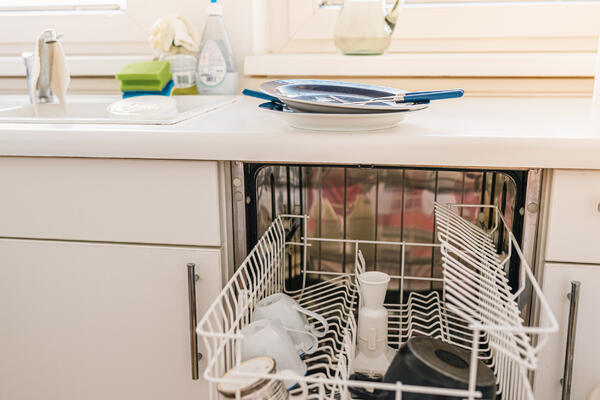 Четыре простых шага избавят от неприятного запаха из посудомойки — делайте так всегда