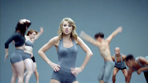 Тейлор Свифт в клипе «Shake It Off» 