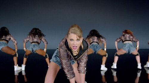 Тейлор Свифт в клипе «Shake It Off» 