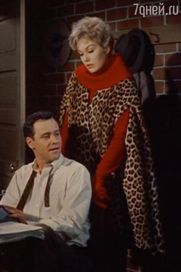 кадр из фильма «Колокол, книга и свеча», 1958 фото