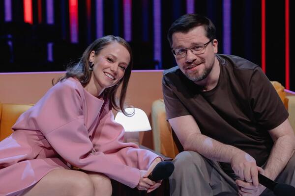 Ковальчук показала фото с мамой Харламова, которая стала выглядеть моложе нее