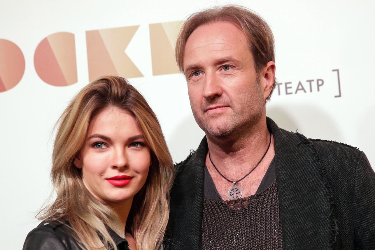 Сахна мүшесін және кончасын шығарады Русское жетілген топтық порно