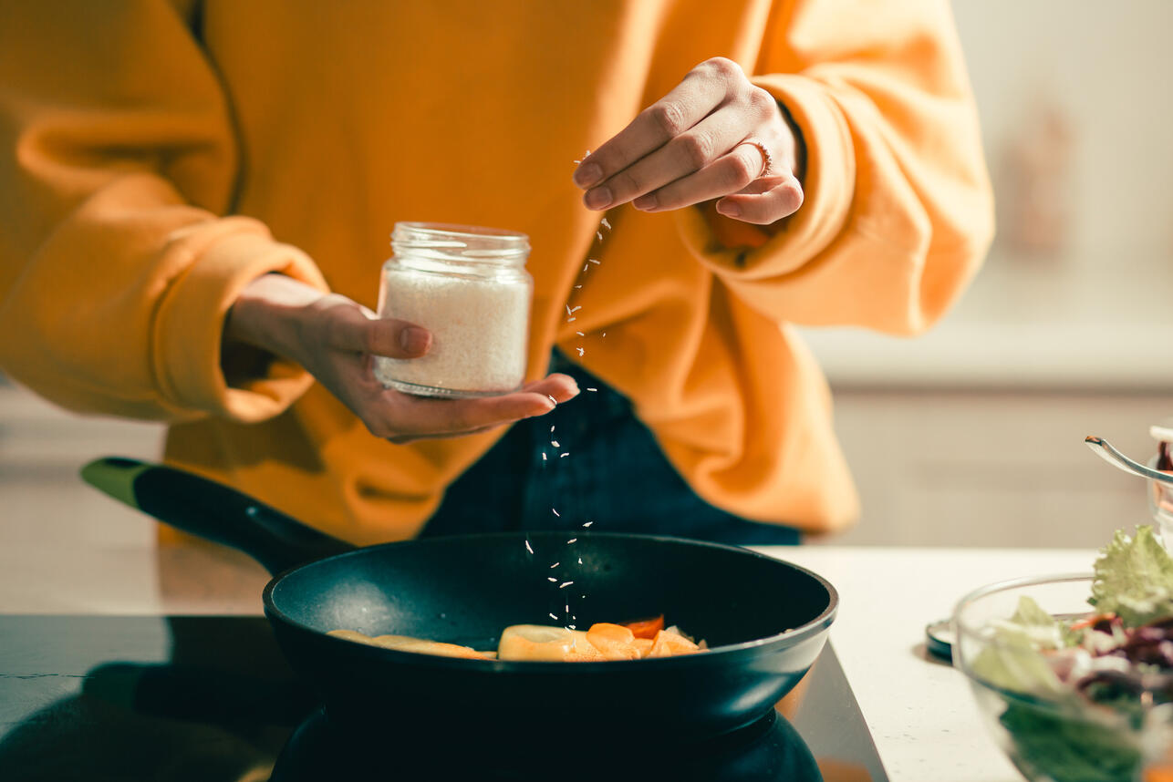 как спасти пересоленное блюдо, пересолила суп что делать, как убрать соль из супа, пересушила мясо как исправить, пригорело блюдо что делать, как убрать запах гари, кулинарные лайфхаки, советы на кухне, как исправить ошибки в готовке, спасти испорченное блюдо