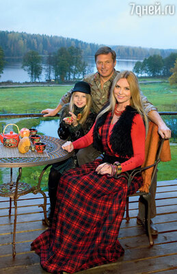 Певица Варвара, ее муж Михаил и дочка Варя на террасе своего дома