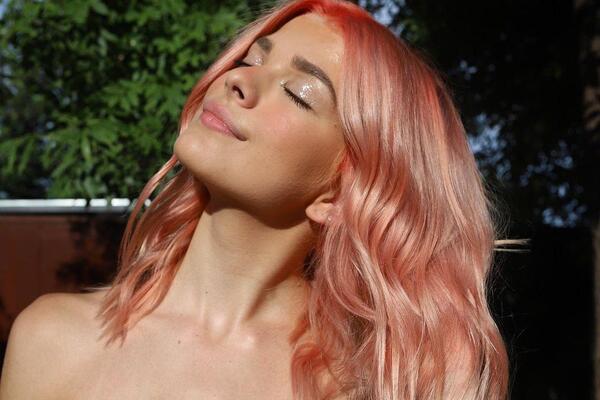 Розовый блонд и другие яркие окрашивания волос лета 2021