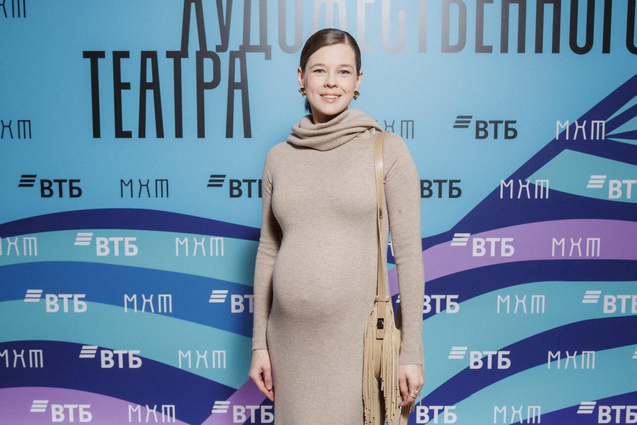 86 Беременная Шпица показала большой живот в облегающем платье на премии в МХТ