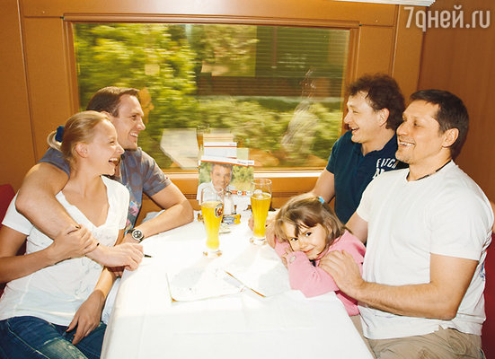 Роман Костомаров со своей девушкой Оксаной Домниной, Гедиминас Таранда, Марат Башаров и его дочь Амели в поезде на пути из Франкфурта в Гамбург