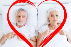 «Про это» на пенсии: зачем поддерживать интимные отношения после 60 лет