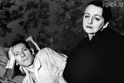 «Для Михаила Афанасьевича, лишенного возможности печататься, приходившие в их дом друзья были единственной аудиторией, которой он мог адресовать свое творчество». Елена и Михаил Булгаковы, последний совместный снимок, февраль 1940 года