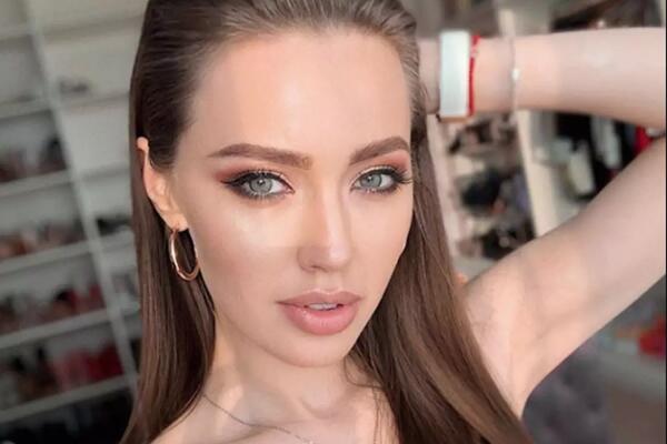 Огромная грудь и целлюлит: как изменилась беременная в четвертый раз Костенко