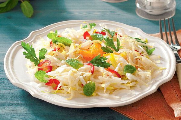 Рецепты от Юлии Высоцкой: Салат с апельсином, цыпленок с соусом из помидоров и шоколадный мусс