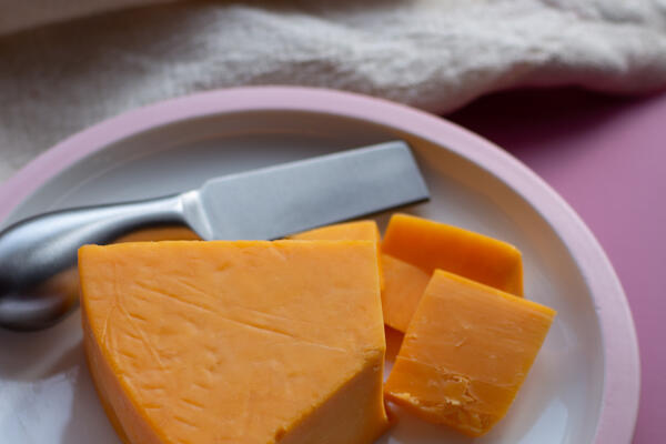 Как приготовить твердый сыр дома: продукты — из магазина, а вкус — как из деревни