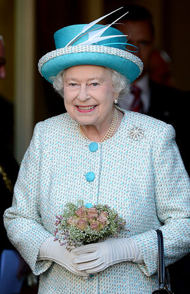 Королева-мать и в 75 лет оставалась настоящей женщиной