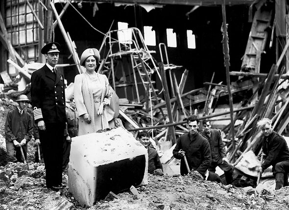Елизавета и ее венценосный супруг осматривают повреждения Букингемского дворца из-за попадания немецкой бомбы