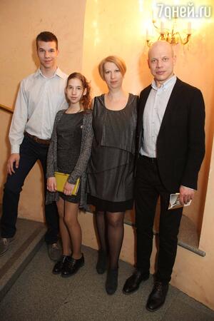 Максим Коновалов с семьей