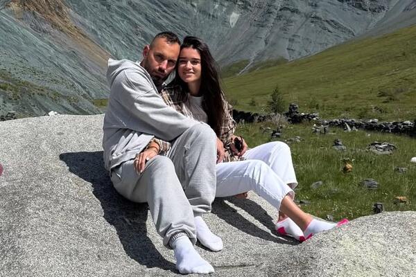 Улетевшая в отпуск Бородина намекнула на беременность — уже скрывает фигуру
