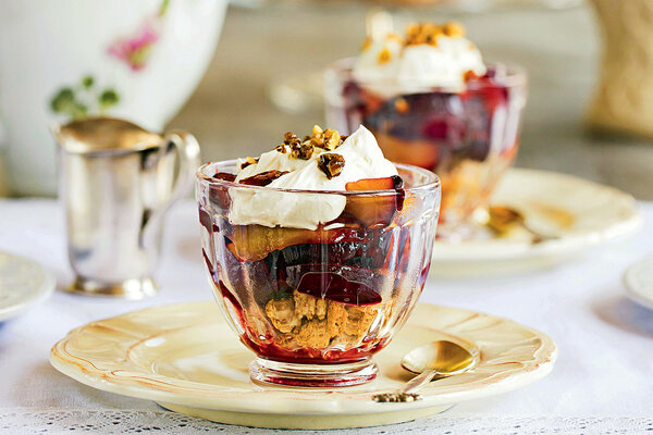 Рецепты от Юлии Высоцкой: лаваш со сладким перцем, китайская капуста с изюмом и томленые сливы со взбитыми сливками