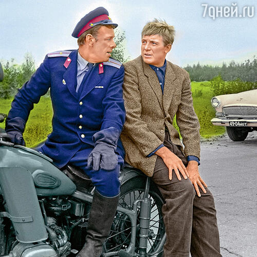 «Иннокентий Михайлович стремился все делать сам, хотя на картине работал дублер-каскадер. В результате Смоктуновскому без экзаменов выдали права. И это стало одним из его любимых дел. Он говорил: «За рулем я отдыхаю» С Георгием Жженовым в фильме «Берегись автомобиля». 1966 г.