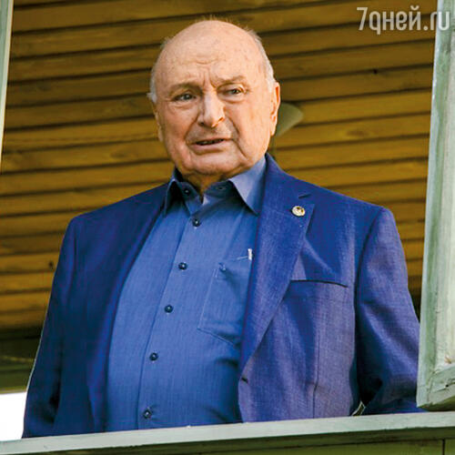 «У Михаила Жванецкого был один съемочный день. После команды «Снято!» его все окружили... Я смотрела и понимала, что судьба подарила мне встречу с великим человеком» В фильме «Одесский пароход». 2019 г.