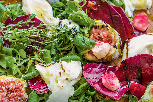 Рецепты от Юлии Высоцкой: салат из свеклы с инжиром и моцареллой, розовые спагетти, печенье с медом и шоколадом