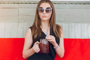 Газировка и кофе: как напитки влияют на боль во время месячных