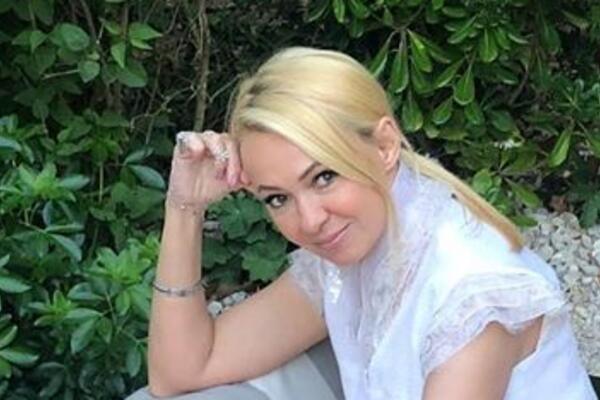 «В нашей семье все неплохо стреляют!» Яна Рудковская наказала папарацци