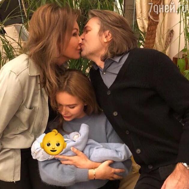 Дмитрий, Елена и Стефания Маликовы с новорожденным малышом