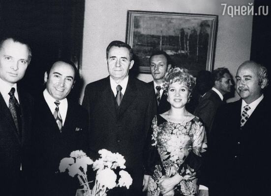 В Египте на приеме в посольстве. С мужем Вилли Вартановичем (второй слева) и министром иностранных дел А. Громыко. 70-е гг.