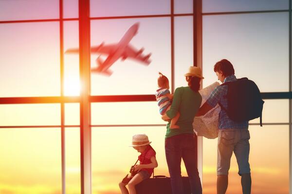 Летим в самолете с детьми: правила комфортного путешествия для мам и малышей